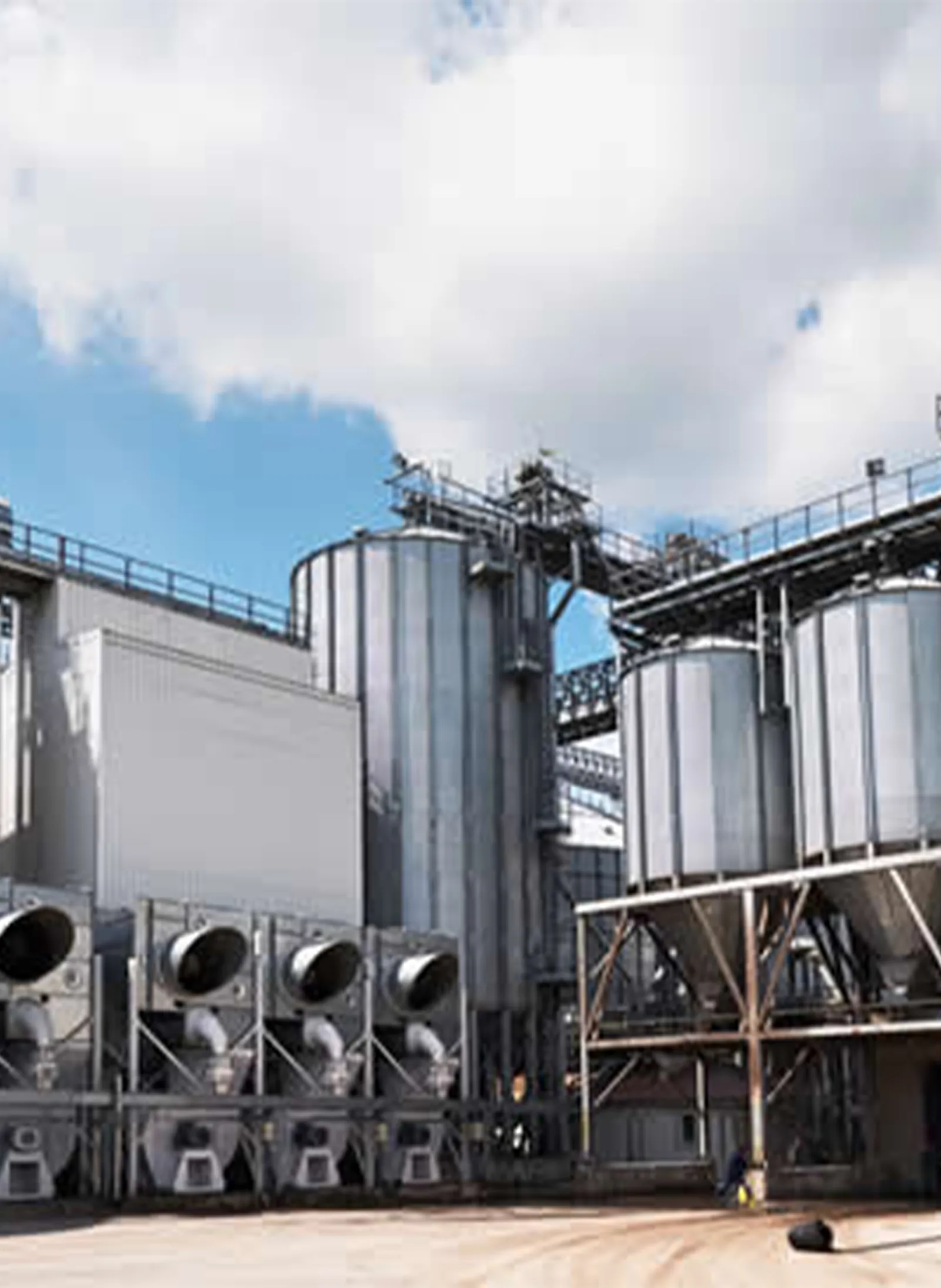 Planta industrial con silos y calderas alimentadas con biomasa